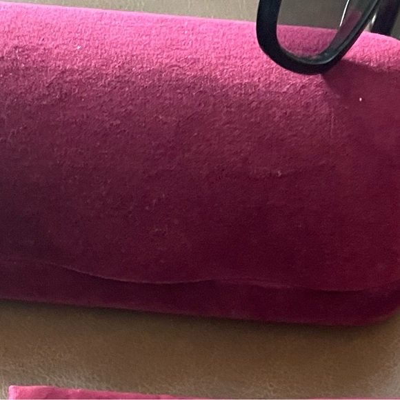 Gucci authentic Black Women's Sunglasses with Gold interlocking G accents. - Picture 10 of 12